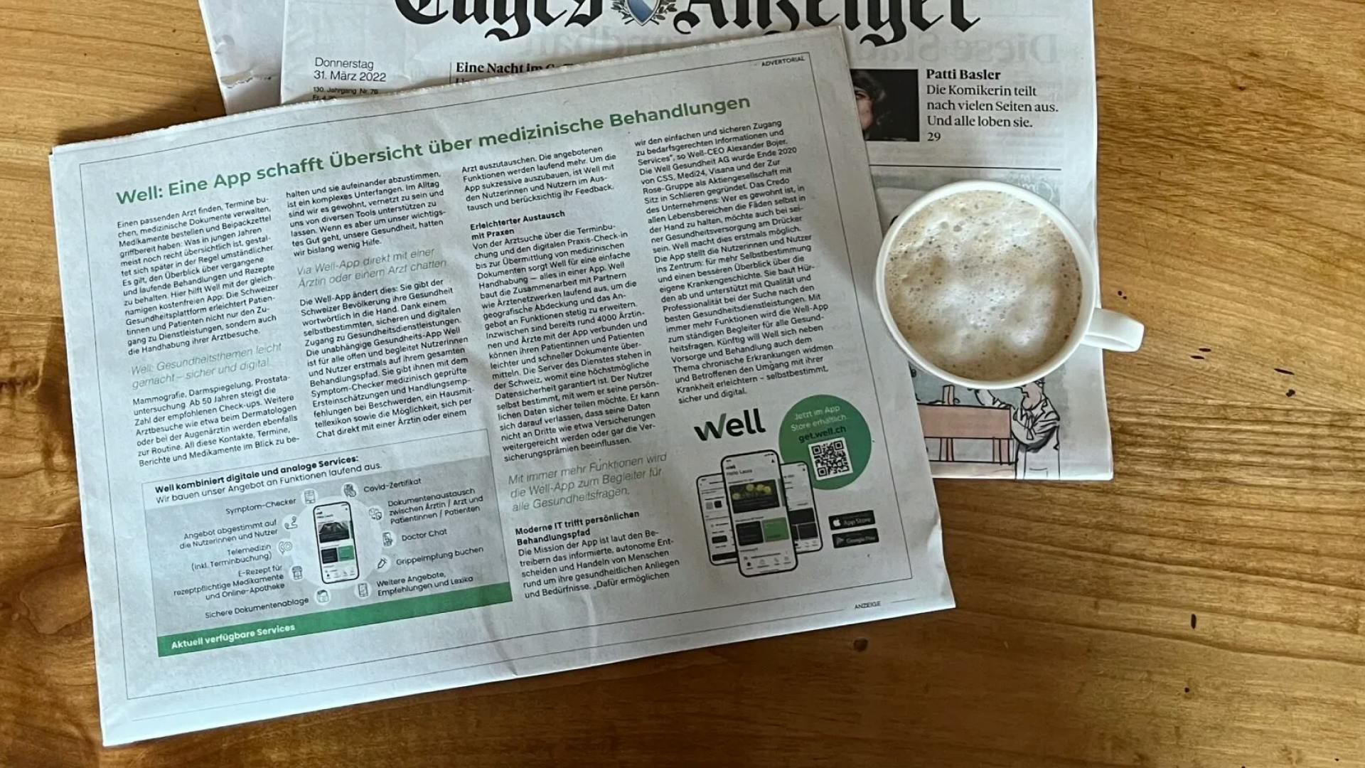 Zeitungen mit Well-Artikel und Kaffee auf Holztisch